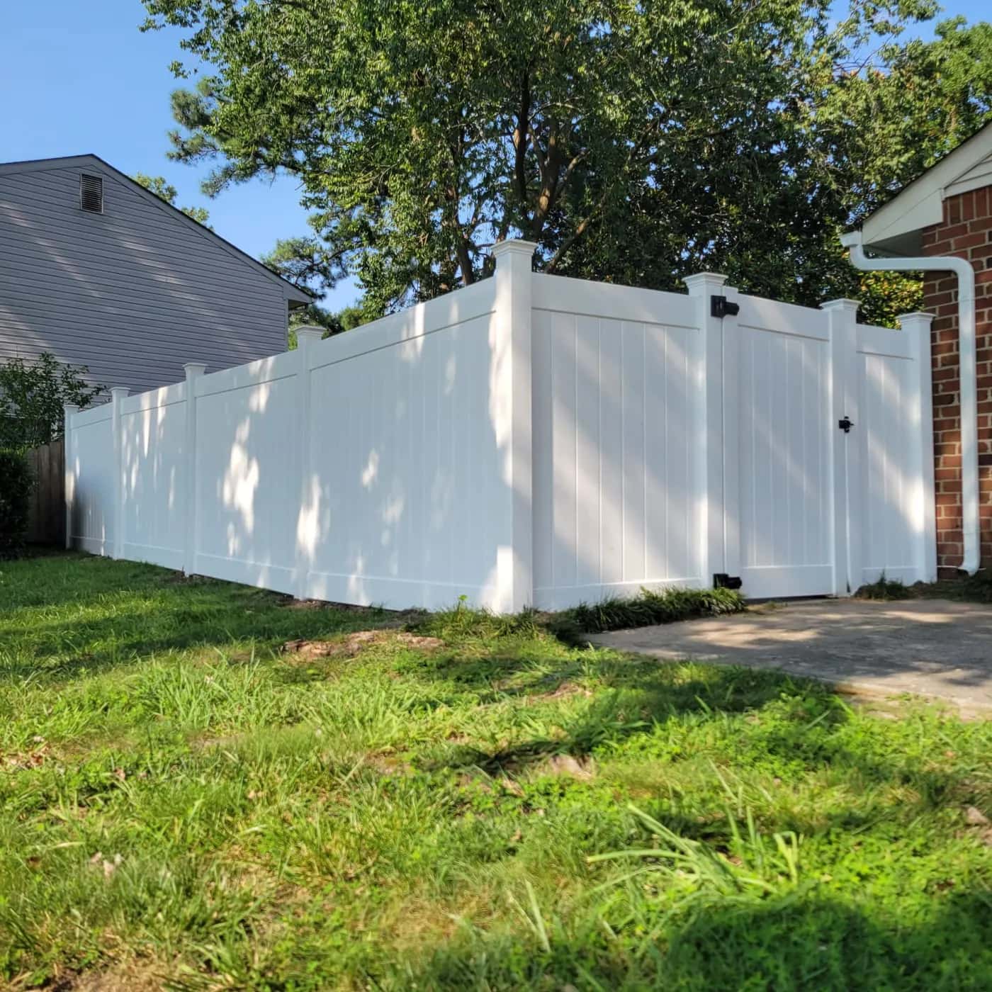 White vinyl privacy fence gate for backyard access
